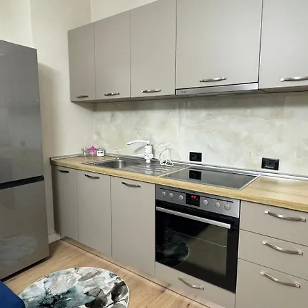 Apartment Eta Modern And Cozy - Near Delijorgji